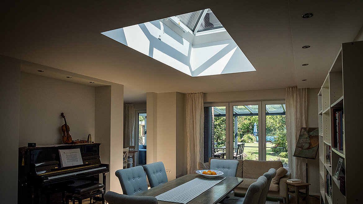 LAMILUX Flachdach Fenster über einem Esstisch