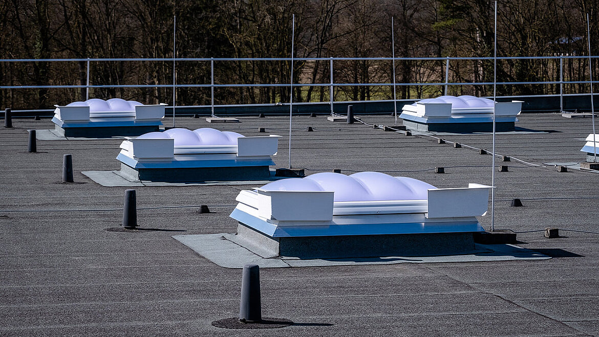 Flachdach mit Bitumenabdichtung, Lichtkuppeln und Dachlüftung