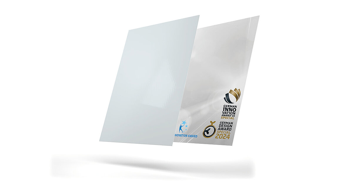 Beide Varianten im Vergleich: LAMILUX High Strength X-treme Gelcoat & LAMILUX High Strength Impact SUNSATION® Zwei sich überlappende GFK-Platten, eine neutral und eine mit den Logos des German Innovation Award 2023 und German Design Award 2024