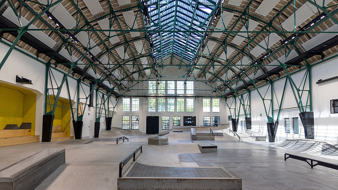 Innenansicht einer Halle mit Stahltragwerk und LAMILUX Lichtband