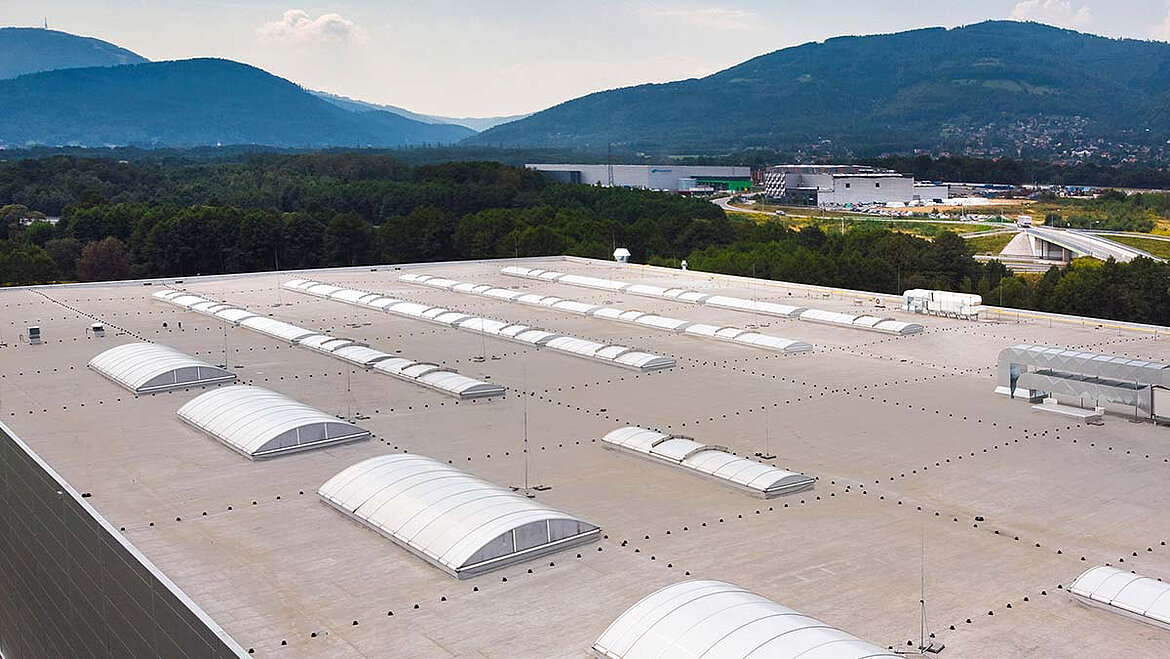 Lichtband in einer Logistik Industriehalle, Außenansicht