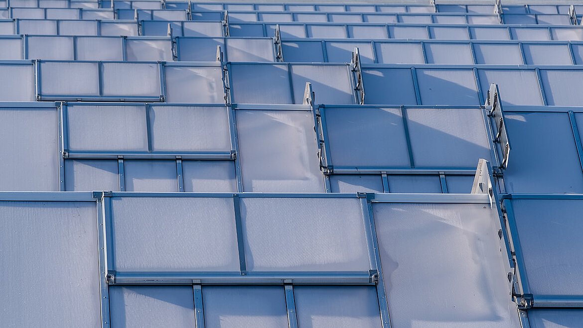 Nahansicht Lichtbänder auf Industriehalle 