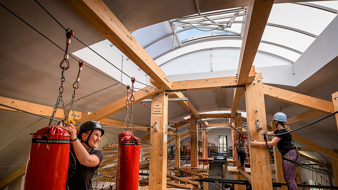 Gelungene Umnutzung von Brauerei zu Kletterhalle mit LAMILUX Lichtband B