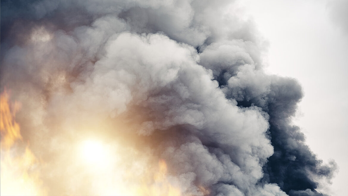 Schwarz grauer Brandrauch steigt auf