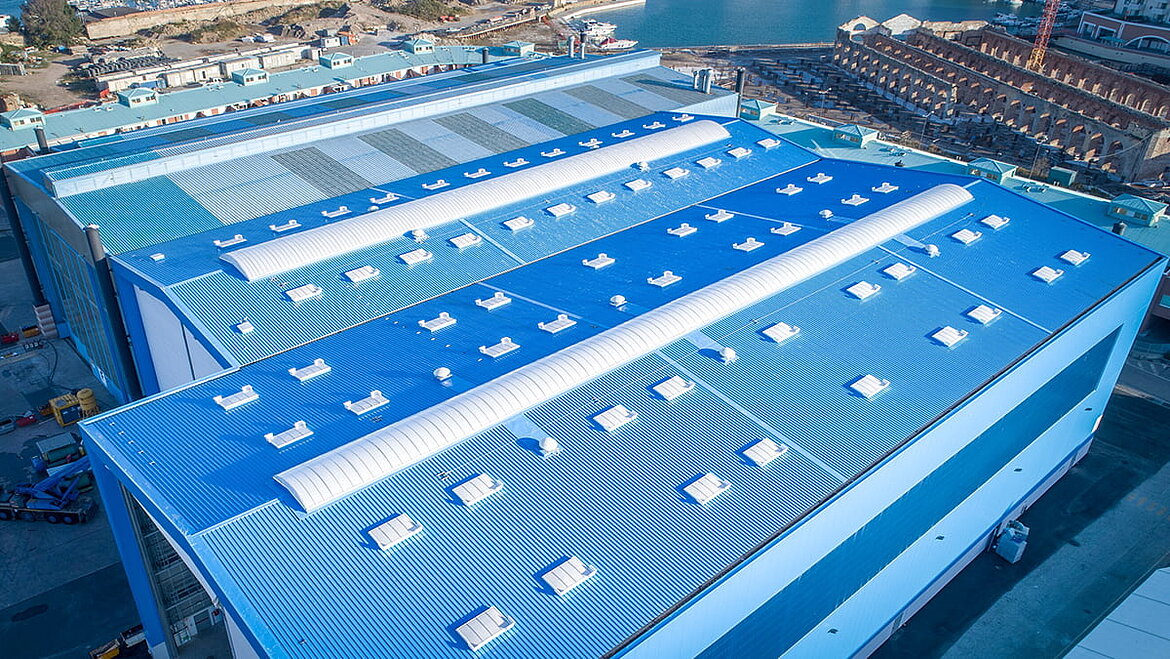 Dach eines Industriegebäudes mit Lichtkuppel