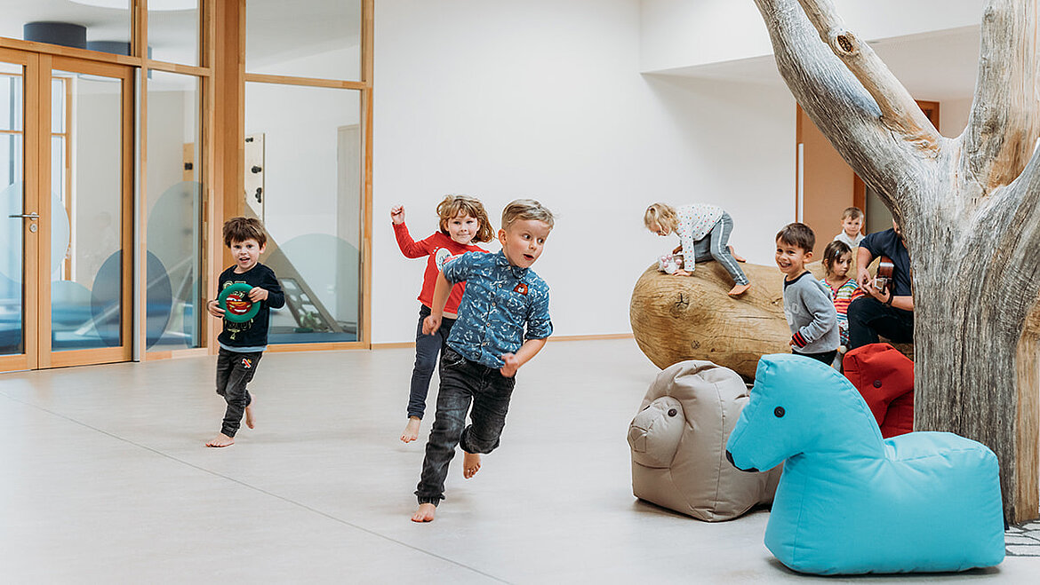 Kinder rennen durch LamiKita in Rehau