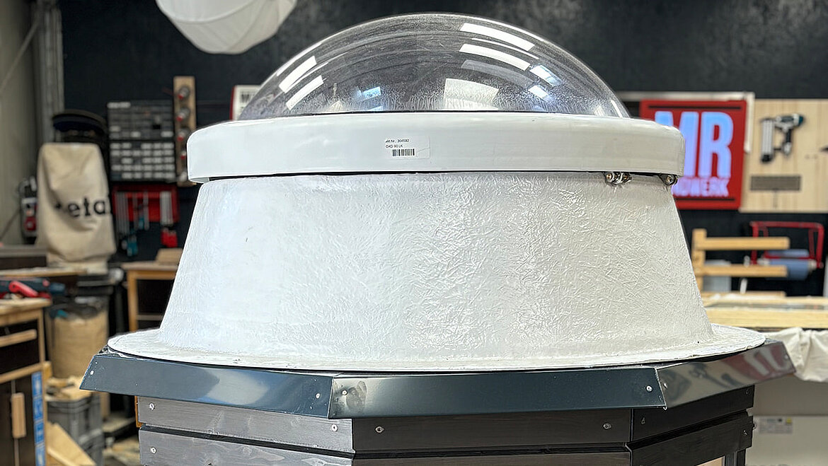 Detailaufnahme der Lichtkuppel F100 rund, von Lamilux, auf einer Holzkonstruktion