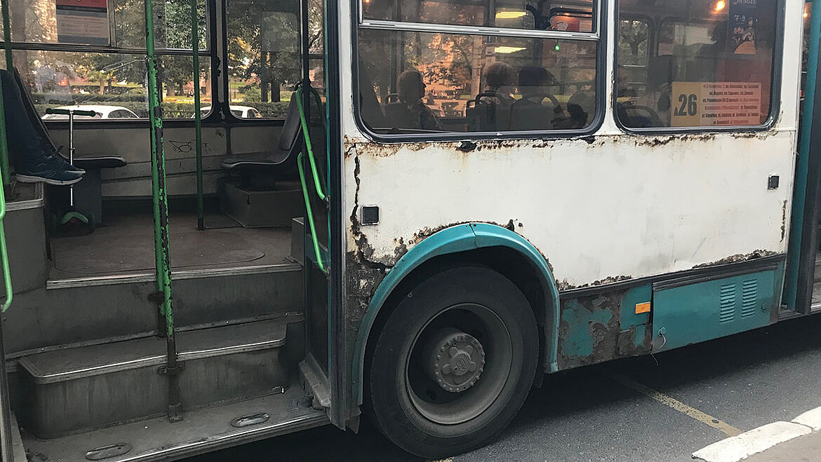 Lochfraß an Bus-Außenwand aus Aluminium Lochfraß an Bus-Außenwand aus Aluminium | insights by LAMILUX