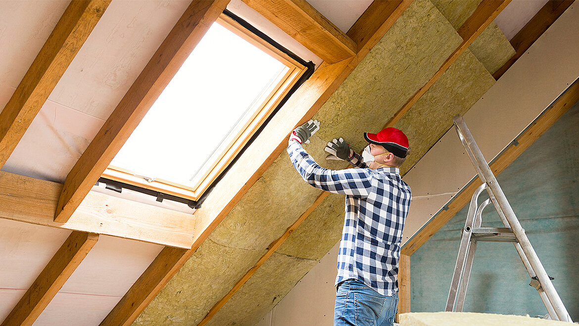 Dachsanierung mit Dämmung und Dachfenster im ausgebauten Dachgeschoss