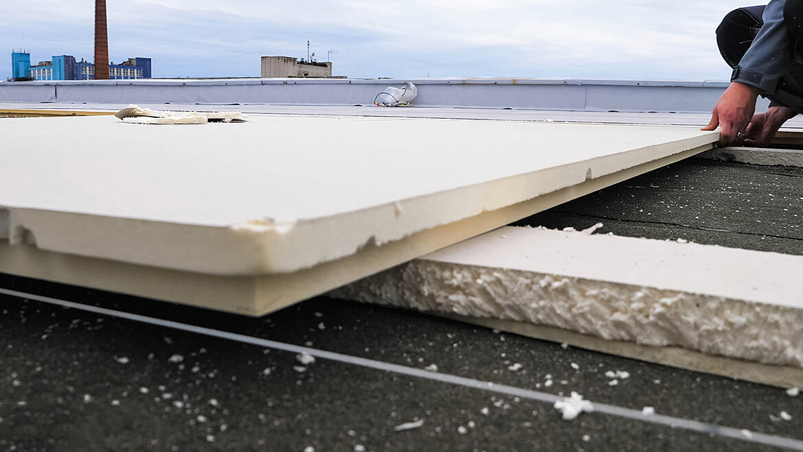 Flachdach mit verlegten Dämmplatten im mehrschichtigen Dachaufbau während der Montage