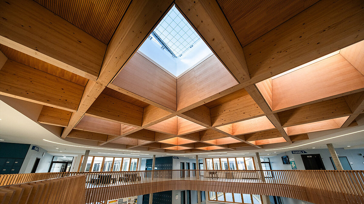 Blick auf ein Flachdach Fenster der Grace-Hopper-Gesamtschule von unten