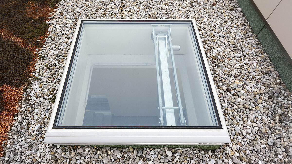 Außenansicht des LAMILUX Flachdach Fenster F100 auf dem Dach vom Zaltech Hauptsitz in Moosdorf, Österreich.