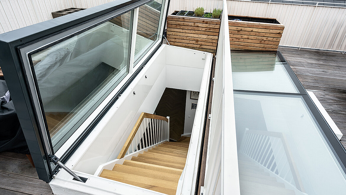 Ansicht von außen auf ein Flachdach mit geöffnetem Dachausstieg