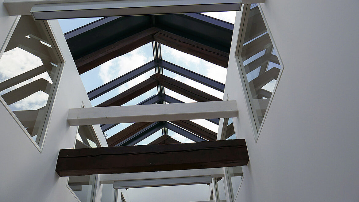 Glasdach PR60 über den denkmalgeschützten Dachbalken der Leibniz-Universität