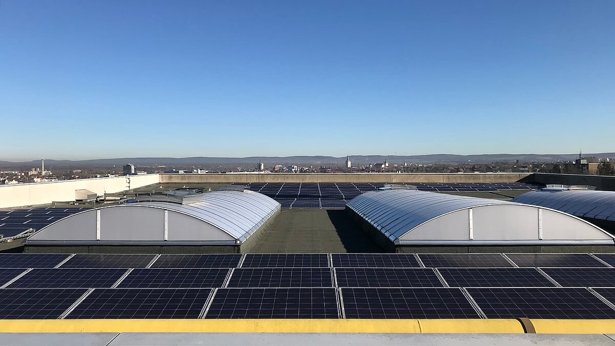 Dach des Nahrungsmittelherstellers STUTE in Paderborn mit Lichtbändern und Solaranlagen zur natürlichen Beleuchtung und Energiegewinnung.