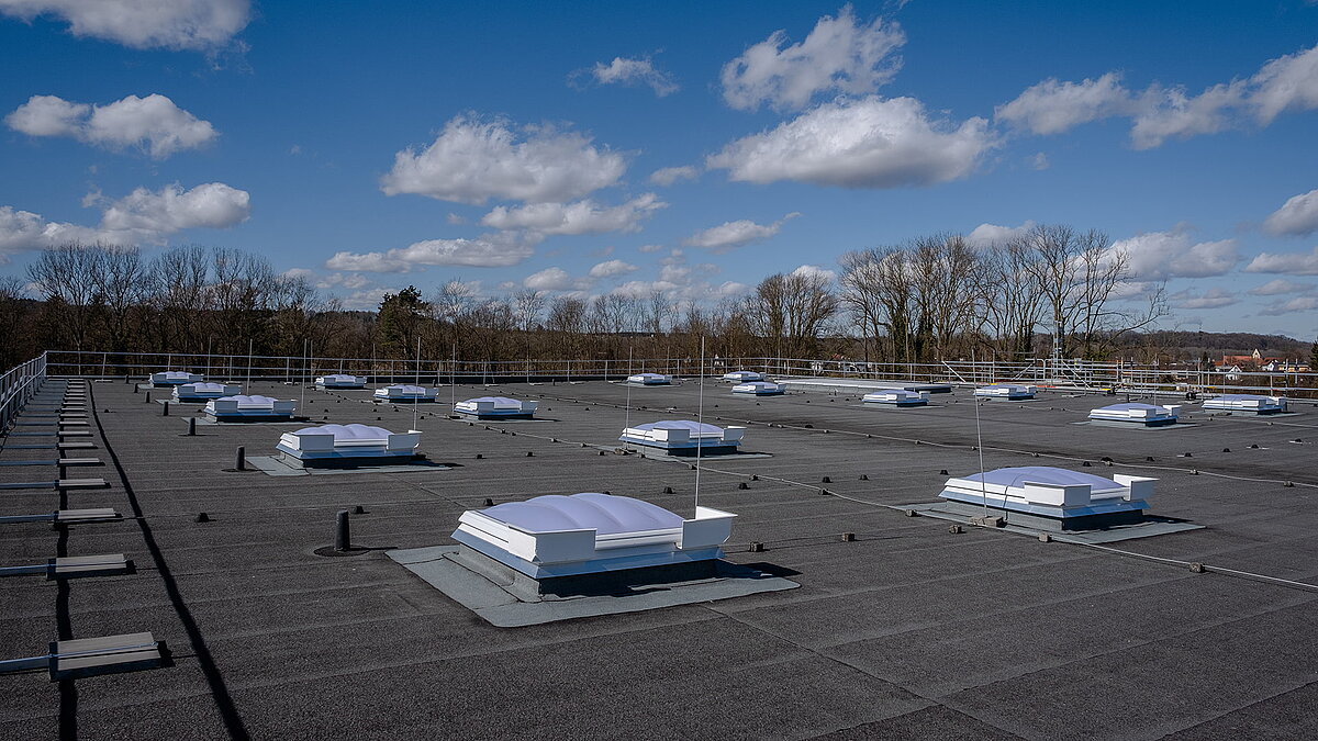 Drei Lichtkuppeln auf dem Flachdach des R-Pharm Gebäudes in Illertissen.