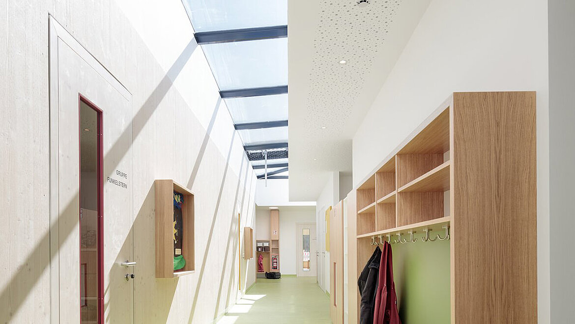 LAMILUX Glasdach PR60 über einem Flur mit Garderobe