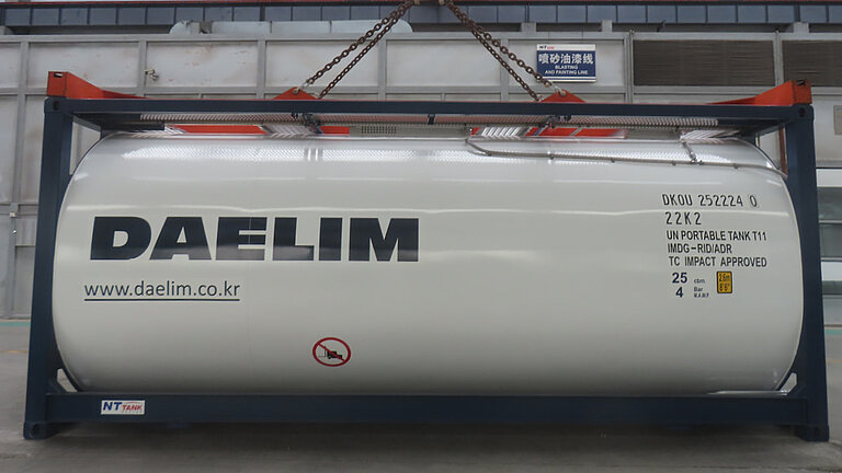 Weißer ISO-Tankcontainer mit der Aufschrift "DAELIM" mit GFK-Tankverkleidung