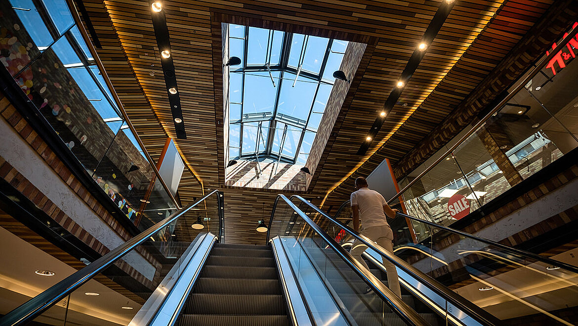 Glasdach PR60 über der Rolltreppe eines Einkaufszentrums.