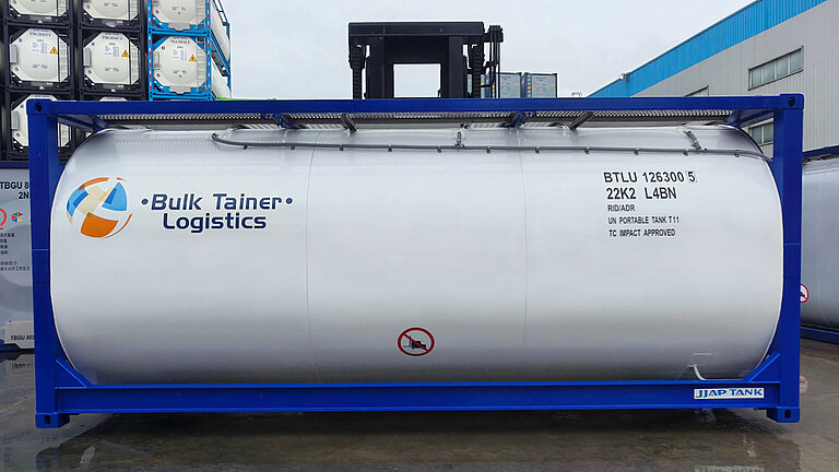 Weißer ISO-Tankcontainer mit der Aufschrift "Bulk Tainer Logistics" mit GFK-Tankverkleidung
