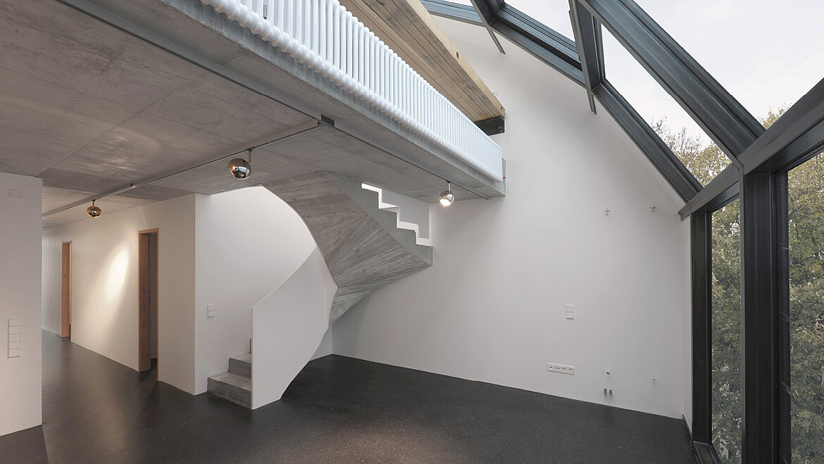 Innenraum eines modernen Dachgeschosses mit Treppe.