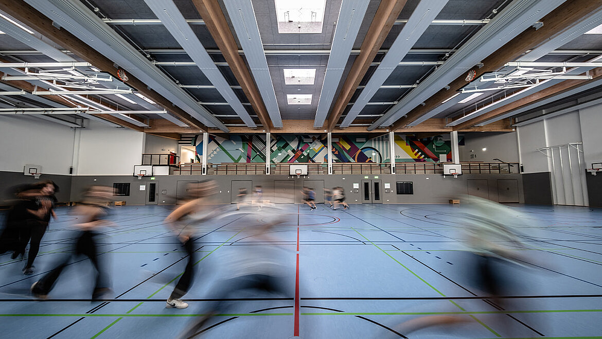 Innenansicht einer Schulsporthalle mit LAMILUX Flachdach Fenstern
