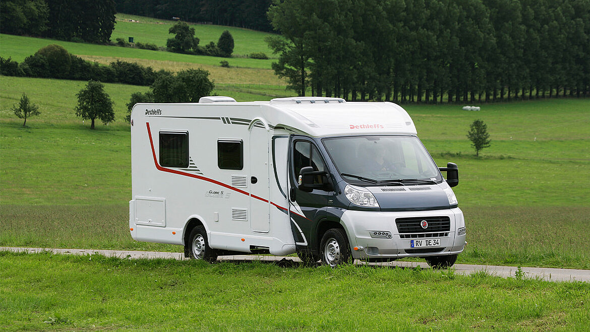 Teilintegriertes Wohnmobil in grüner Landschaft