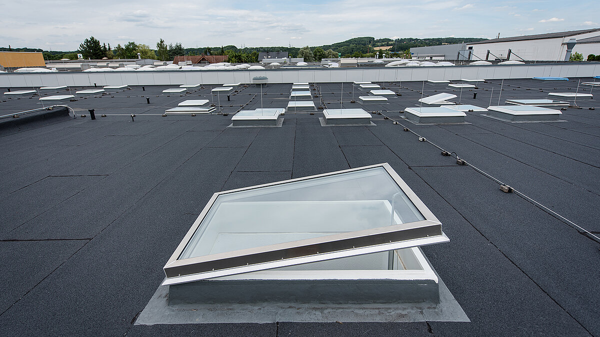 Dach des Caritas-Gebäudes in Hagen mit mehreren Oberlichtern für Tageslicht.