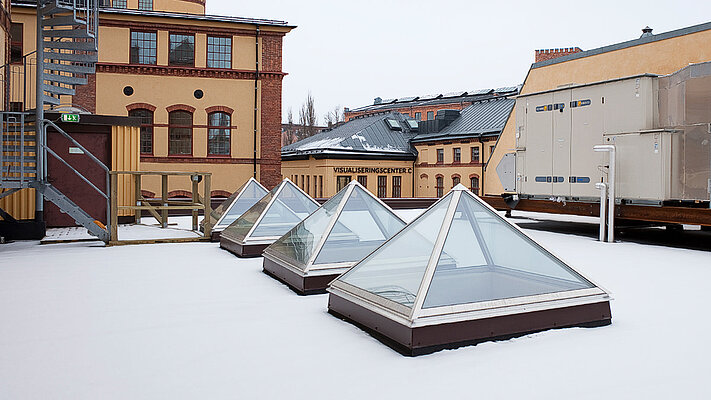 LAMILUX Flachdach Fenster als Pyramide / Walmdach - Schule Norrkoeping