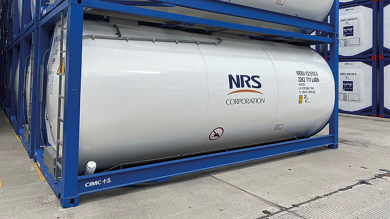 Weißer ISO-Tankcontainer mit der Aufschrift "NRS CORPORATION" mit GFK-Tankverkleidung