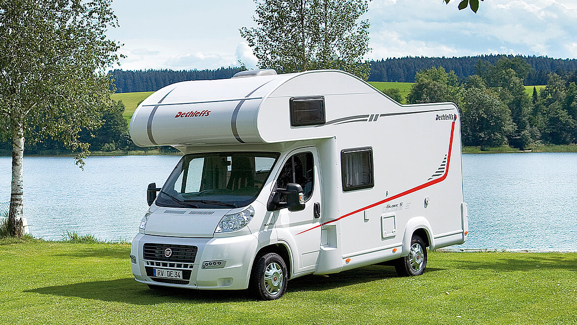 Alkoven-Wohnmobil am See