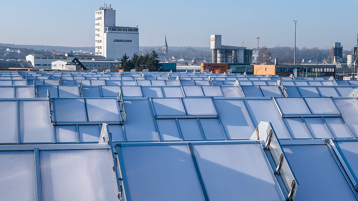 LAMILUX Lichtband S auf Flachdach mit integrierten Rauch- und Lüftungsklappen