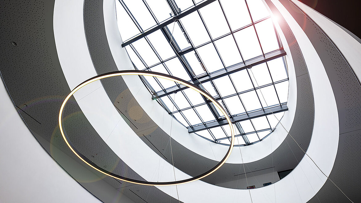 Blick nach oben auf das LAMILUX Glasdach im Kompetenzzentrum Breisgau mit moderner Ringbeleuchtung