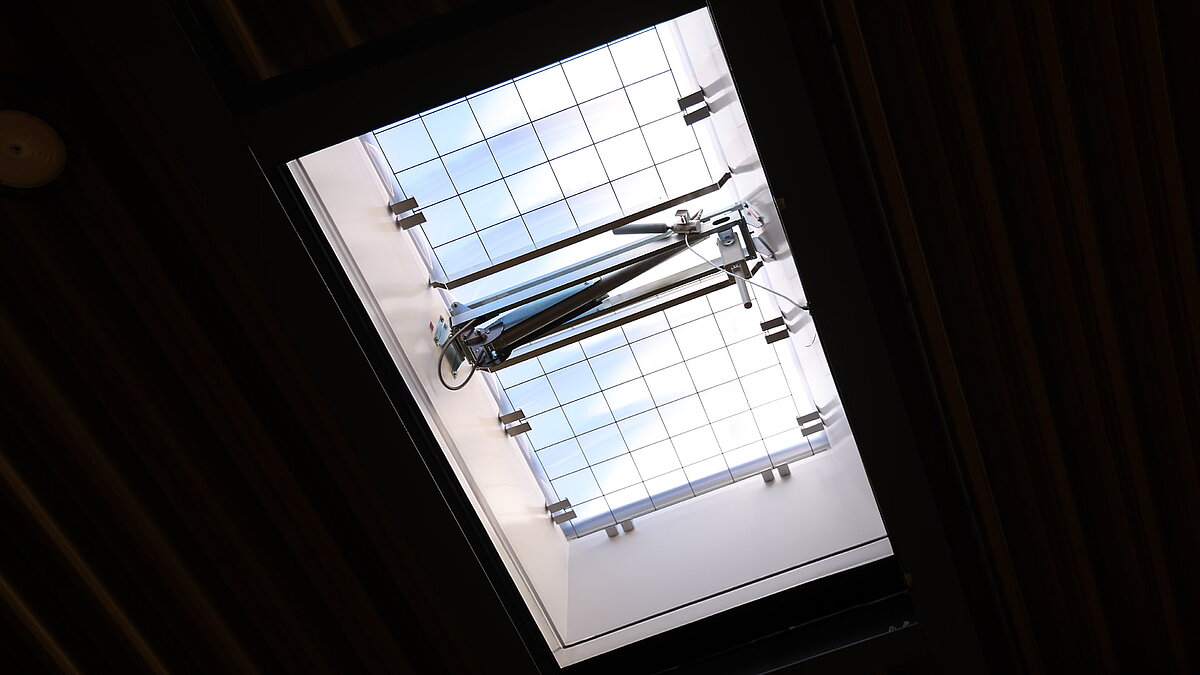  Detailansicht eines geöffneten Dachfensters mit moderner Mechanik im Gebäude "Ab in die Box" am Diemelsee.