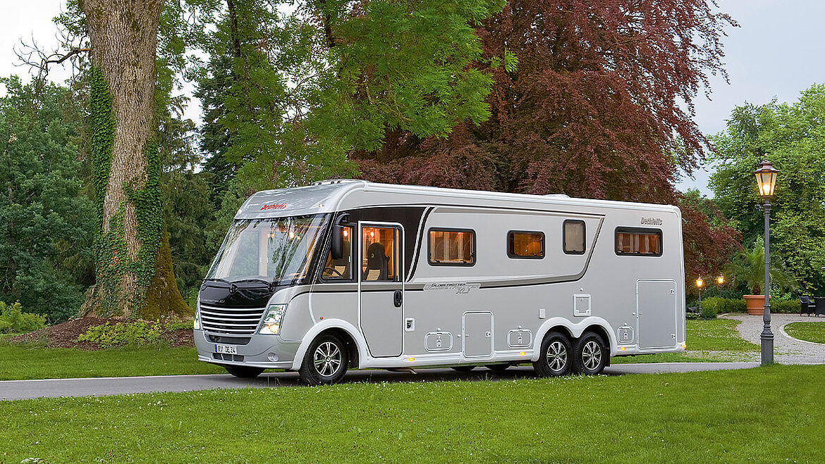 Vollintegriertes Wohnmobil im Grünen