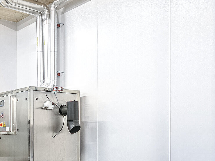 LAMILUX Composites Wall Cladding Hygienewand in Bäckerei mit Edelstahlmaschine und Lüftungsrohren