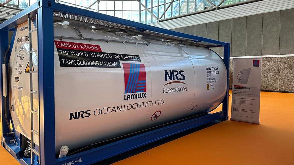 Tankcontainer in Industriehalle 