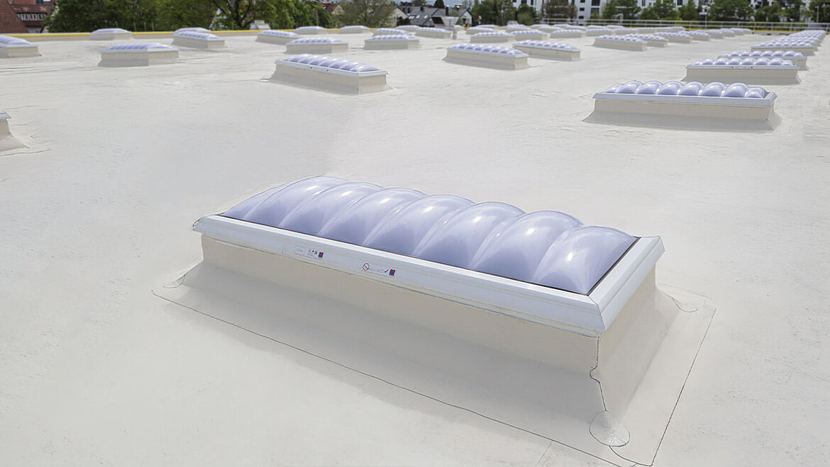 Mehrere LAMILUX Lichtkuppel F100W auf Flachdach zur Tageslichtversorgung