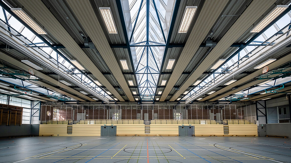 Innenansicht einer Sporthalle mit LAMILUX Lichtband im Dach