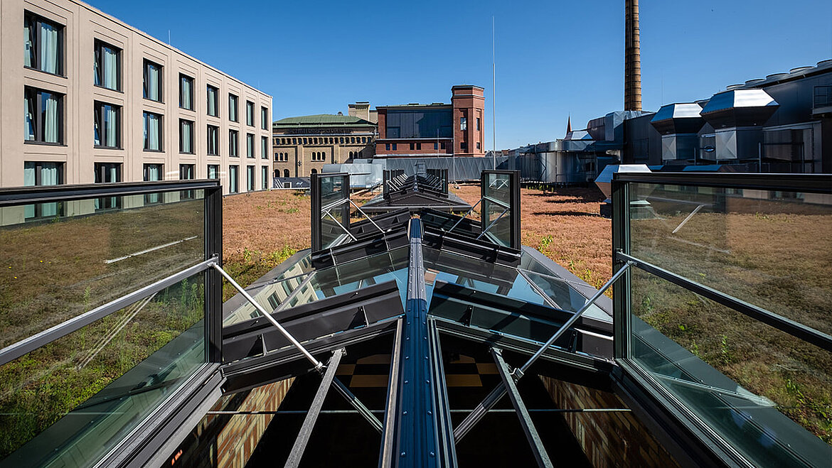 Reihenanlage LAMILUX Glasdach PR60 mit geöffneten LAMILUX Lüftungsflügel PR60 auf Flachdach