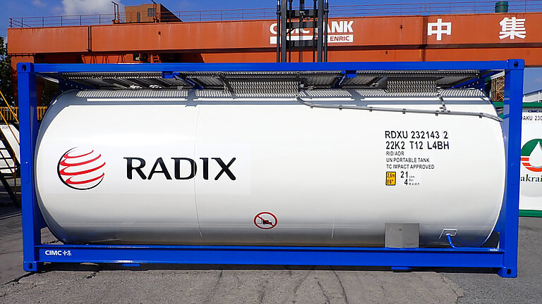 Weißer ISO-Tankcontainer mit der Aufschrift "RADIX" mit GFK-Tankverkleidung