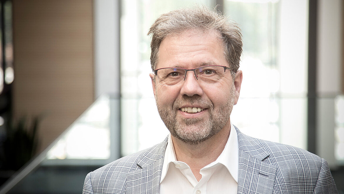 Langjähriger Designer und Entwickler von Glasdächern, Lichtkuppeln, Oberlichtern, Lichtbändern und Flachdach Fenstern