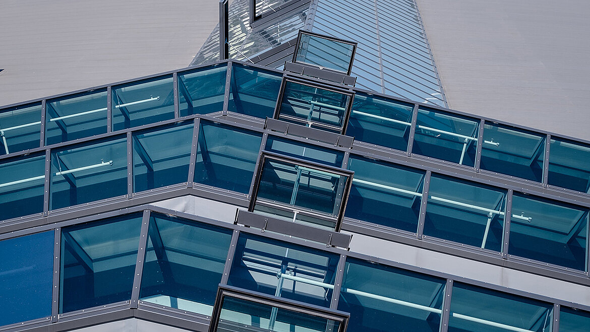 Outlet Center Selb mit LAMILUX Glasdach PR60 und transparenter Glasfassade