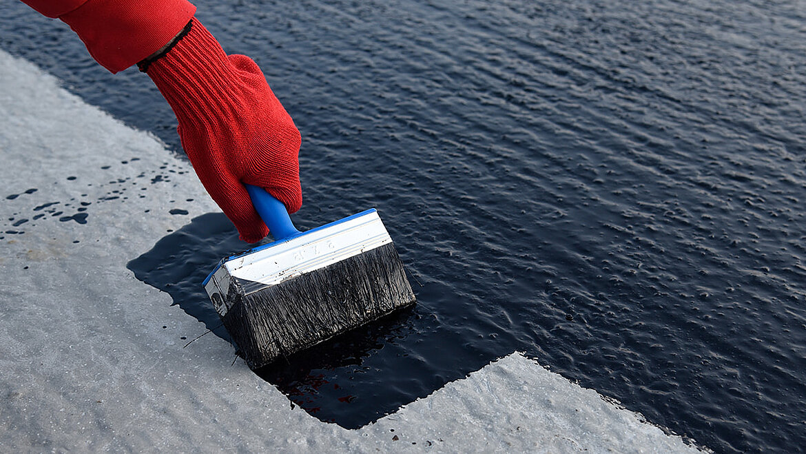 Großzügige erste Schicht der Dachabdichtung mit Flüssigkunststoff