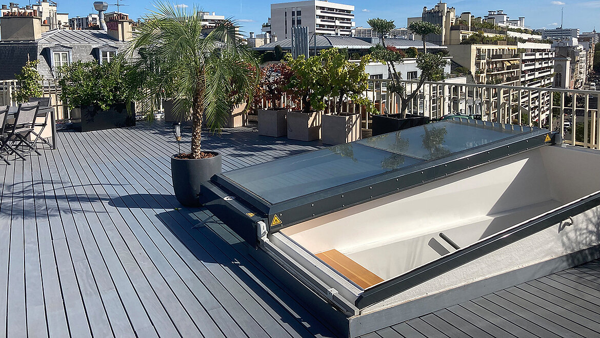 Dachterrasse mit modernem Flachdach Ausstieg und Stadtblick.