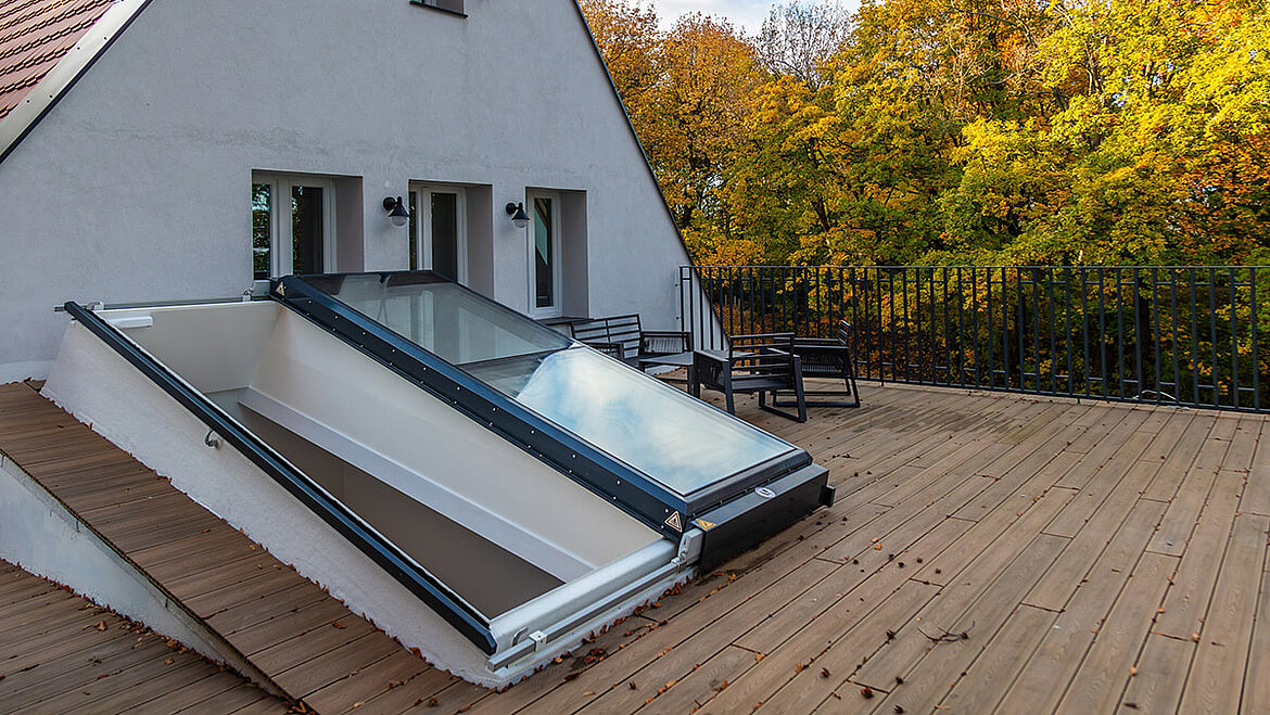 LAMILUX Flachdach Ausstieg Komfort Solo auf der Dachterrasse eines Airbnbs in Polen