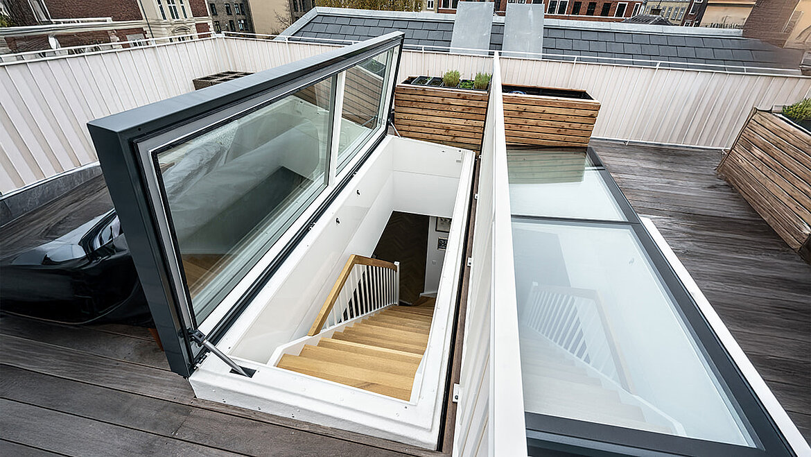LAMILUX Flachdach Ausstieg Komfort Swing auf der Dachterrasse eines Wohnhauses in Dänemark