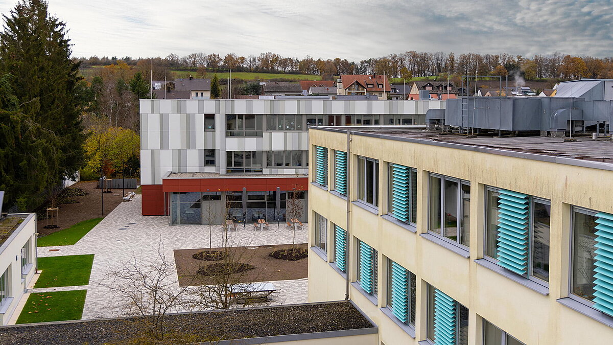Außenansicht des Schulzentrums Burgebrach mit LAMILUX Glasdach PR60.