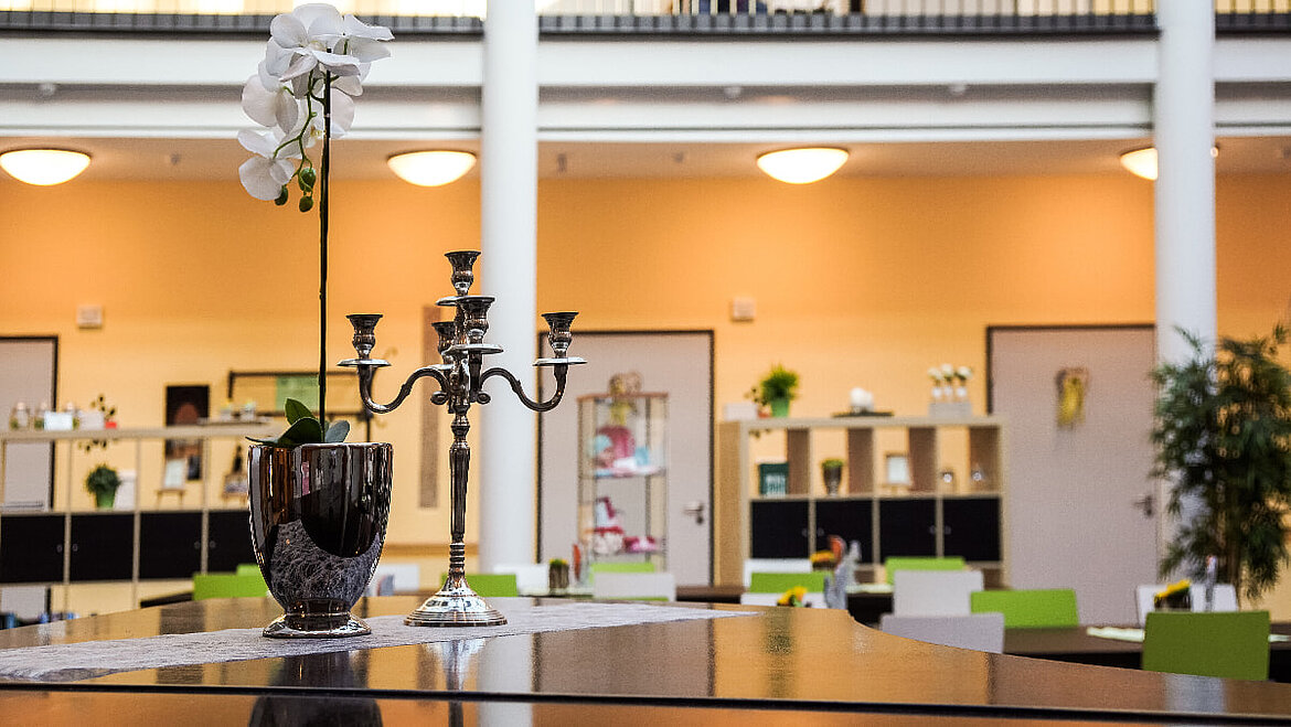 Blumen und Dekoration Blumen im Gemeinschaftsraum im Mehrgenerationenhaus in Rehau | insights by LAMILUX