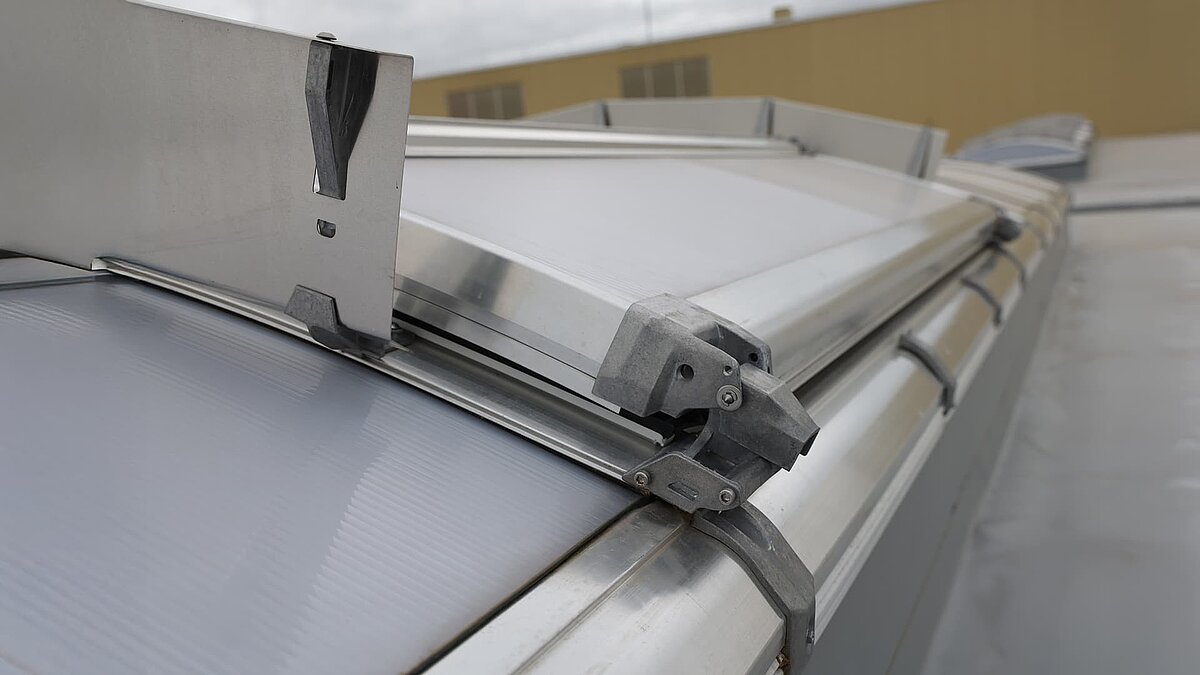 Nahaufnahme von Lichtbändern auf der Dachfläche der Produktionshalle bei der Heidelberger Druckmaschine.